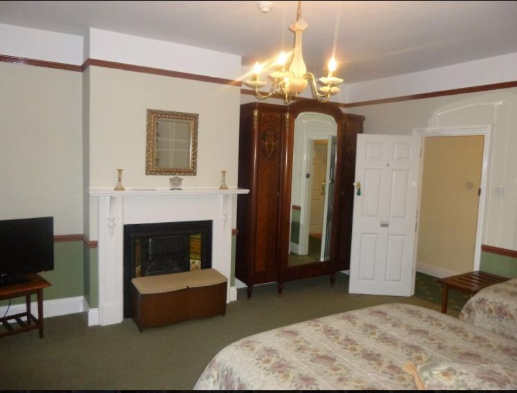 Twin room at hotel in Ledbury