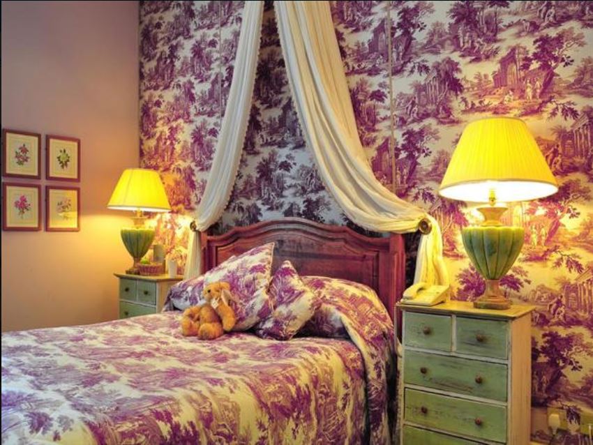 Bedroom-at-hotel-in-ledbury